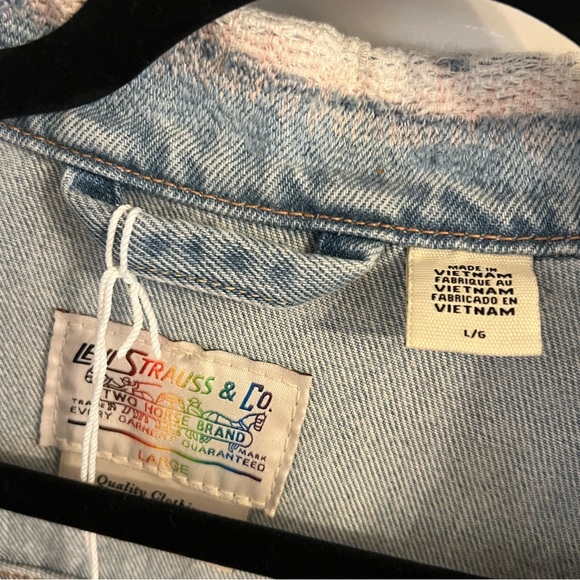 🔥 NWT Levi’s Limited Edition Pride Jean Jacket - “Let Us Love” - Size L 🔥 - Picture 4 of 6